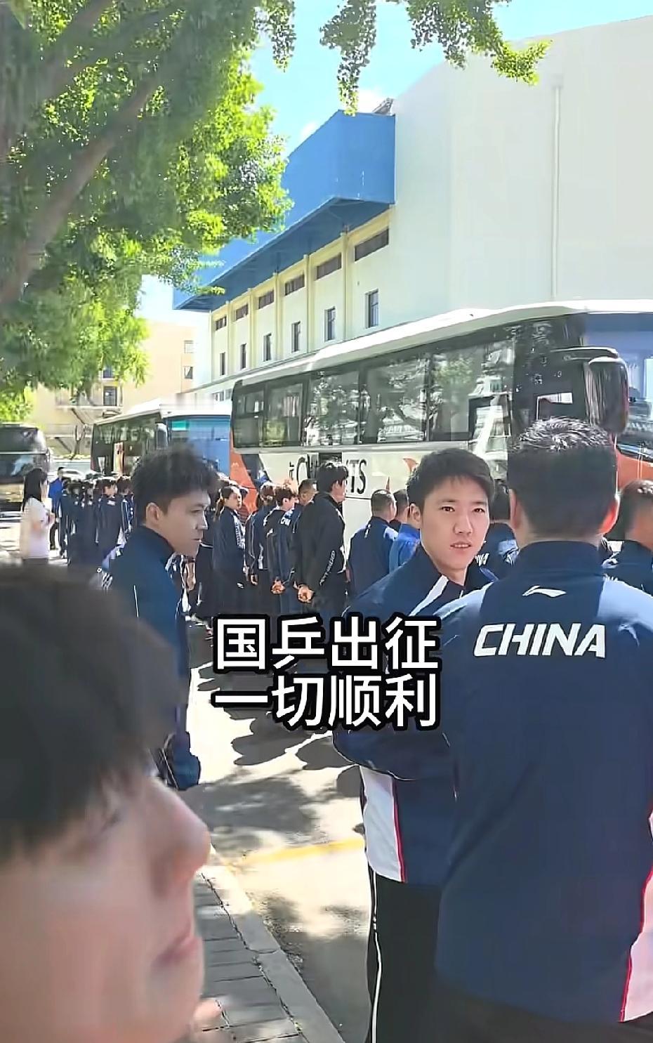 5月27日，草莓熊发了国乒出征送行的视频，龙队这绝美侧颜，啥时候都清清爽爽的总