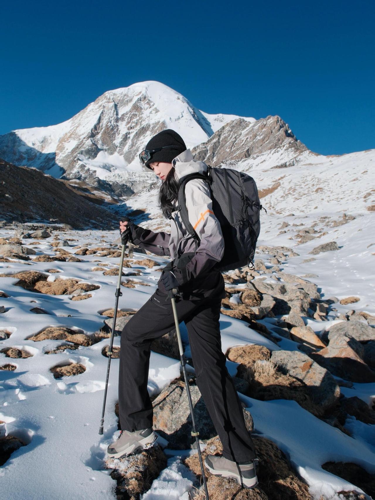 雪地徒步征服高峰勇往直前户外冲锋衣雪地鞋徒步登山旅游鞋户外运动穿搭