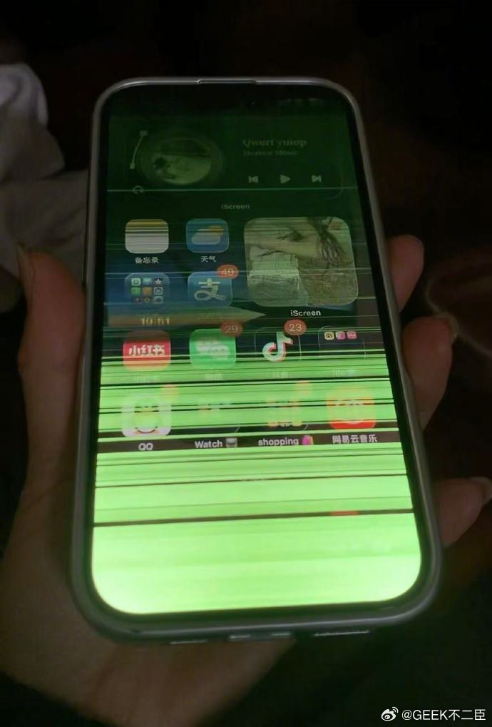 消费者称iPhone闪绿屏被拒售后多位消费者反映，其购买的iPhone15、i