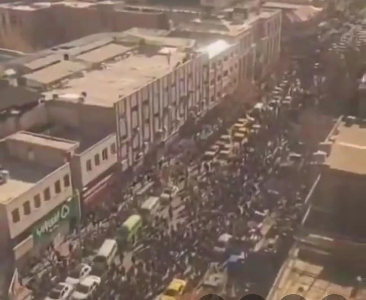 伊朗经济危机引发数年来最大规模的抗议，多地市场停摆，商贩走上街头聚集表达不满,