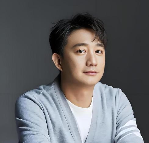 黄磊后来回忆：当年蒋勤勤刚进大学第一天，整个校园都轰动了。我直接翘课，高晓松也从