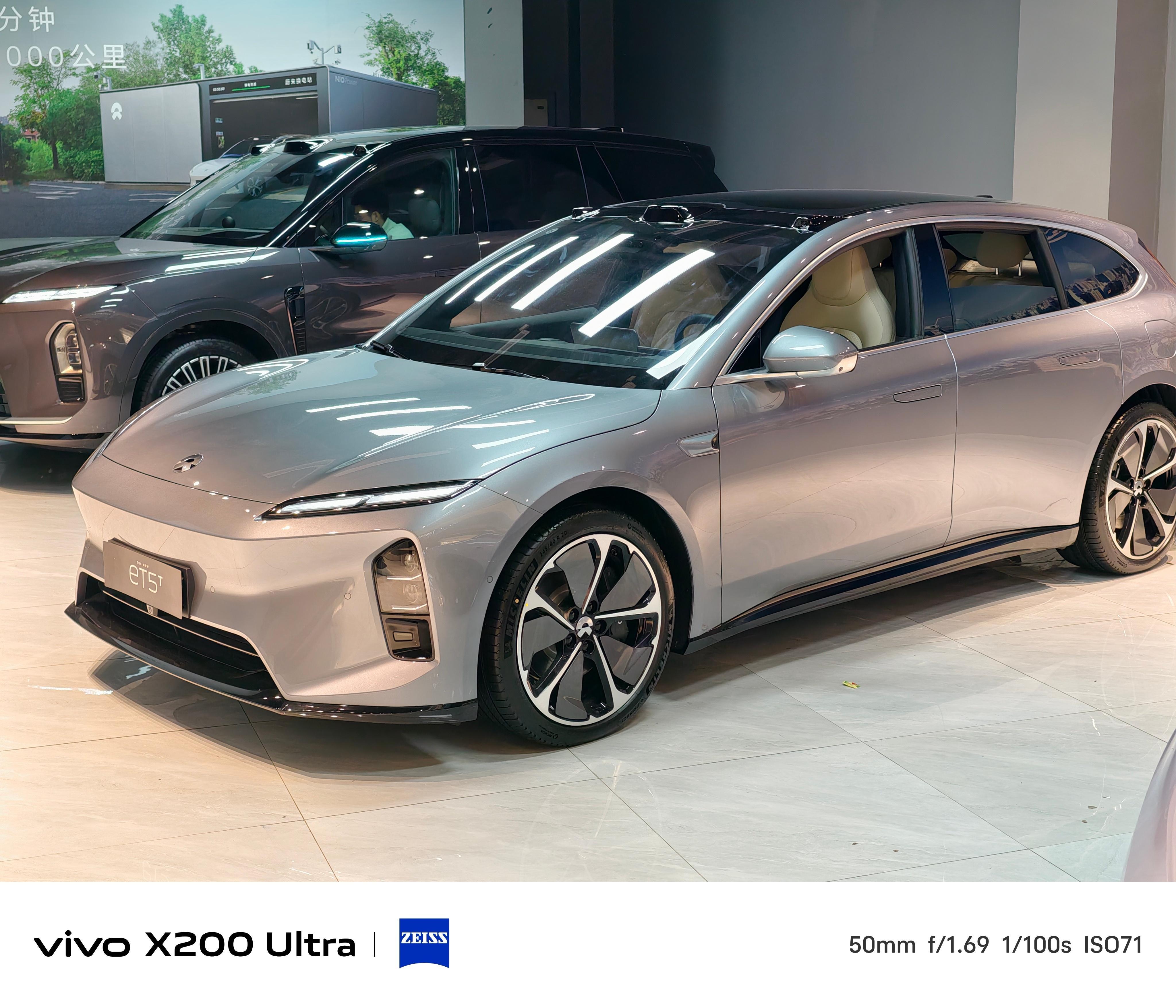 蔚来商超店门头是萤火虫都市代步的精致小车目前来看，没什么同级别的竞品虽然是蔚来体