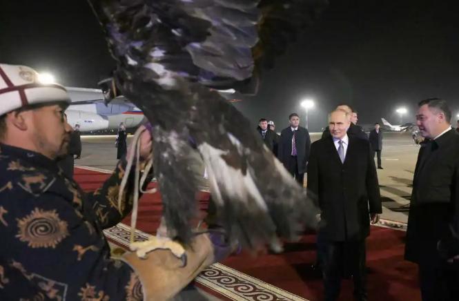 昨天晚上普京的专机刚在吉尔吉斯斯坦落地，机场这阵仗直接给网友看傻了，这哪是迎接领