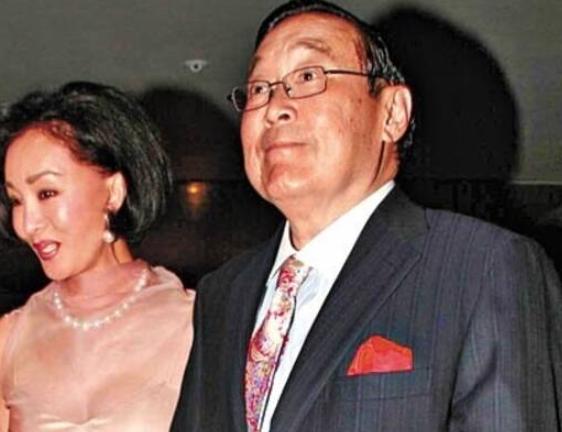 1995年，香港船王赵世光被情妇逼迫离婚，他随手甩给妻子一份协议书：咱们分开吧！