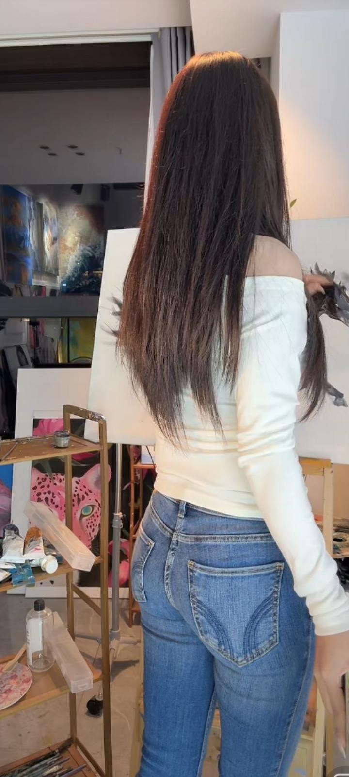 旧言犹在指尖翻，字里温存，梦里长相见。相思只恐人轻见，敛眉低首，暗把情丝缠