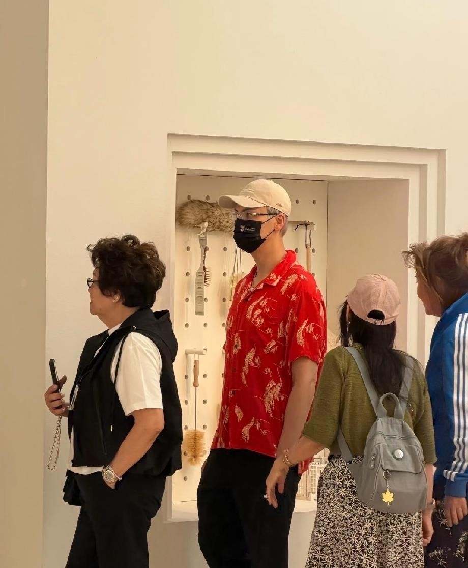 陈伟霆单手抱着快一岁的儿子走在阿那亚海边，何穗穿着平底洞洞鞋跟在旁边，视觉上竟然比182的他还高小半