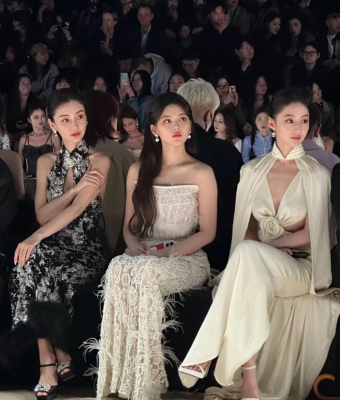 年轻果然就是优势，杨超越在人群中美的好突出。