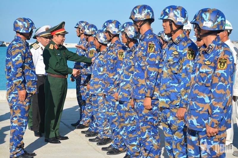 越军总政治局工作团窜访越占我南沙岛礁越南人民军队报报道，4月13日至21日由越