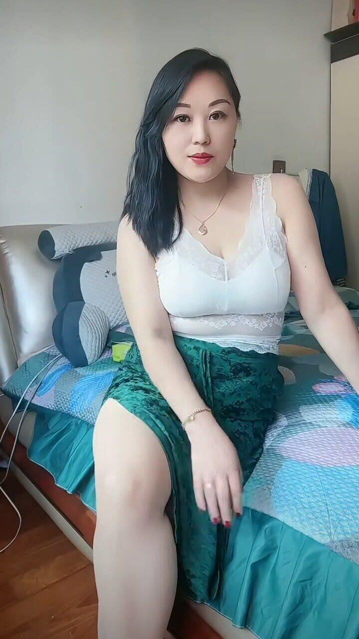 优雅白裙与绿裙的完美搭配，尽显女性魅力！🌸👗