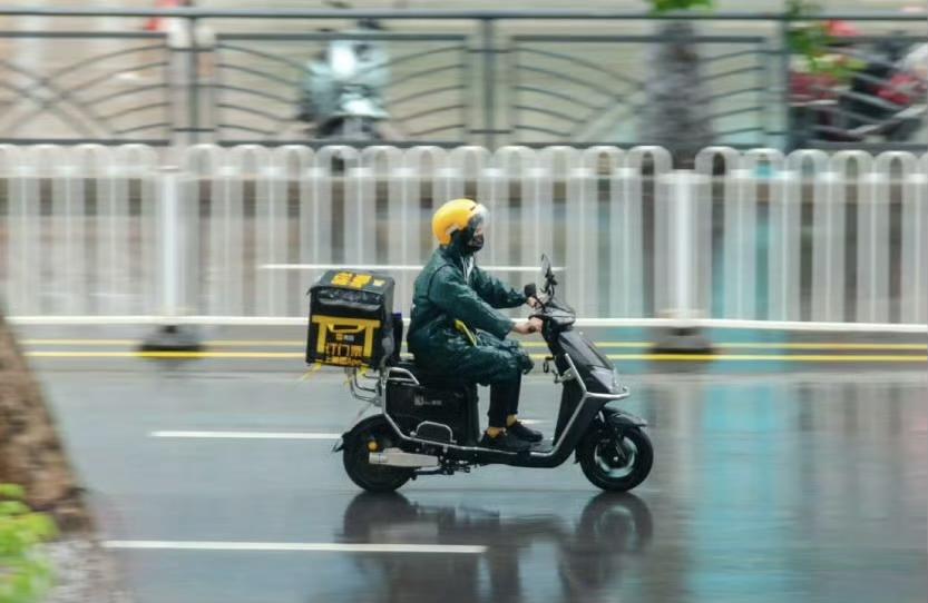 最近有个事儿挺让人心里不是滋味——某三甲医院的儿科医生，因为医院降薪，每个月到手