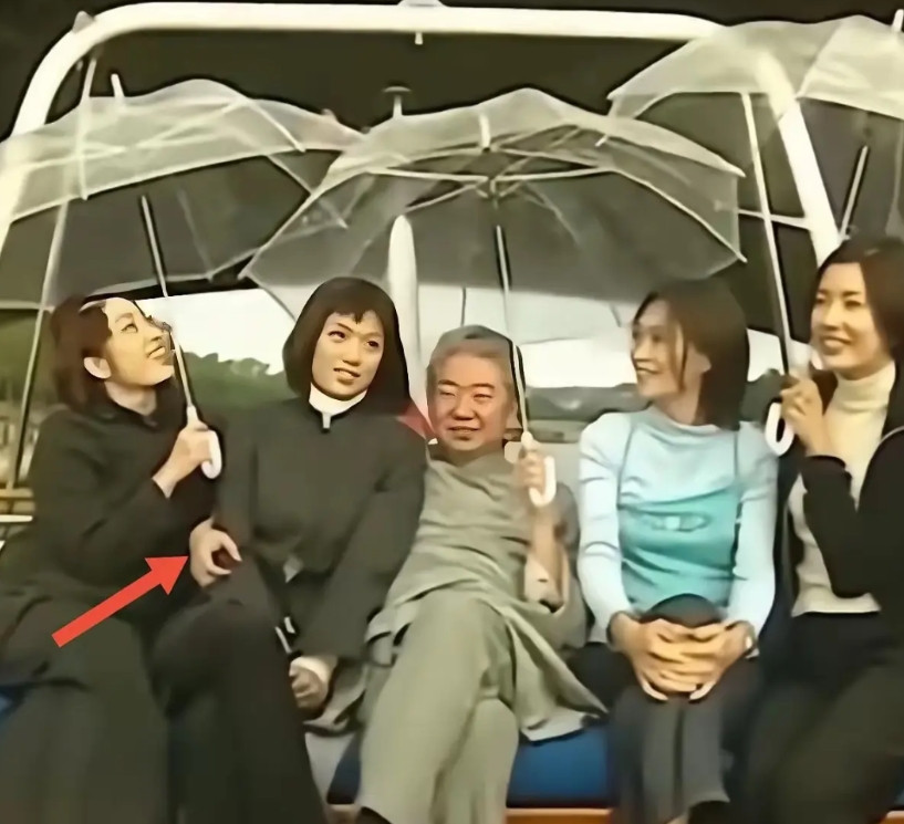 看这张照片，围绕在蔡澜身边的女人，也并不是什么绝色美女，应验了他传授交女朋友练习