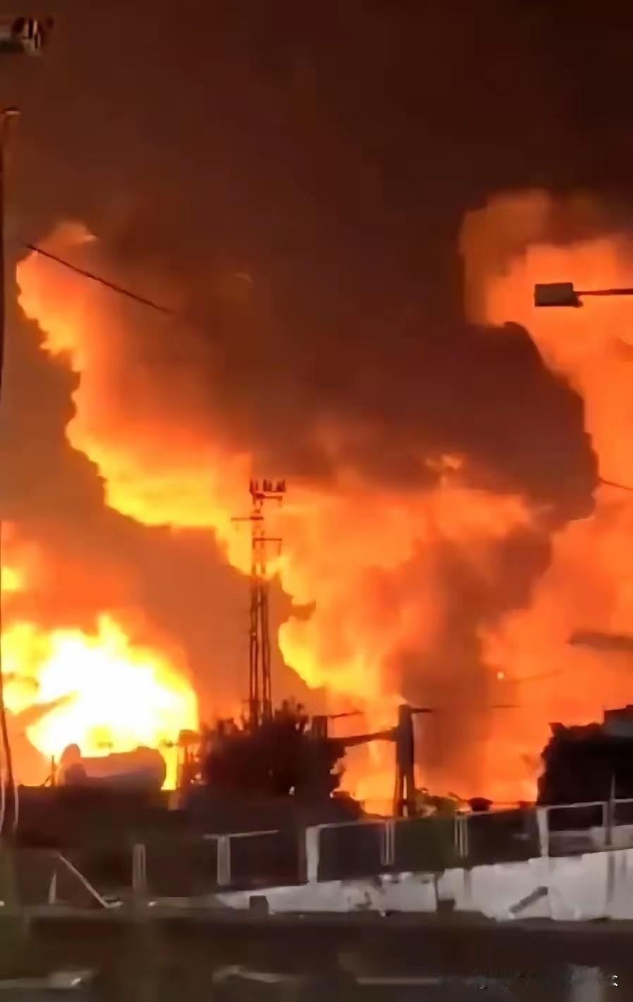 凌晨六点，7枚航空炸弹。就在美国总统特朗普兴高采烈地发帖，向全世界宣布“我