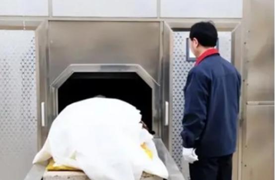 1995年，东莞市殡仪馆内送来了一具已经开始发臭的女尸。当时负责接收的工人何