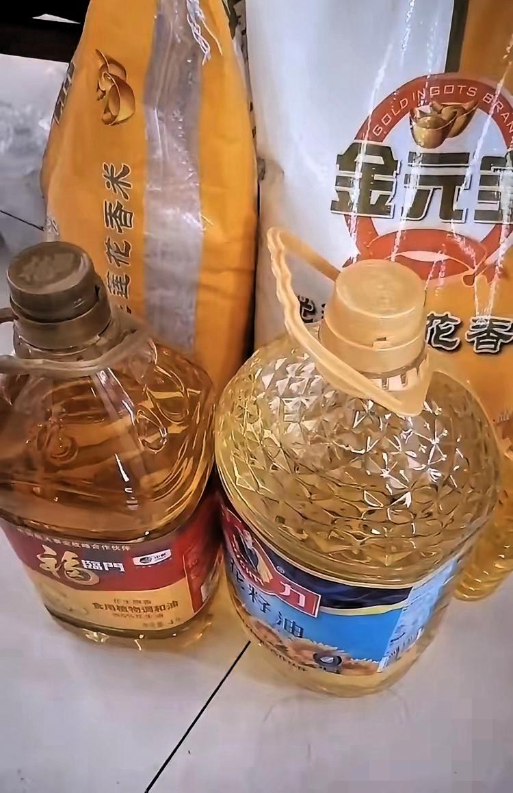 我妈每月6000退休金，自己只留500，剩下的全塞给同住的弟弟，却总给我