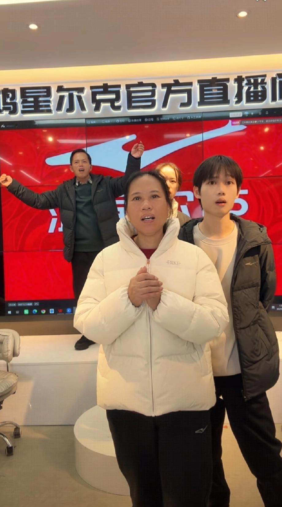 梁志辉一家带货，亮点还是在哥哥或者弟弟身上。前几天，哥哥从广东飞到山东临沂，帮爸