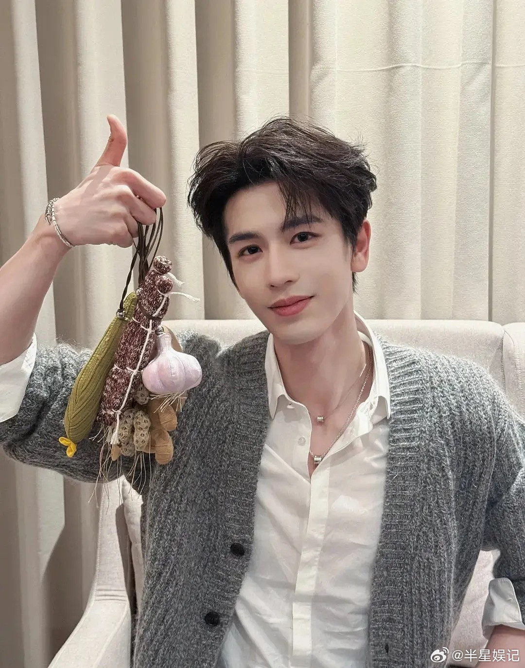 张凌赫是不是保持这个姿势才会没褶子