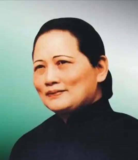 宋庆龄曾表示：“毛主席对我的称呼，从孙夫人到庆龄先生，再到亲爱的大姐，这些称呼的