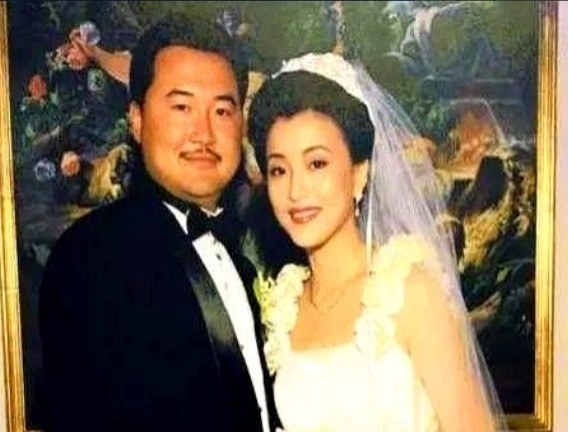 1994年，富豪吴征500万买下一艘游艇，将杨澜接到游艇上表白，杨澜回绝说道：“