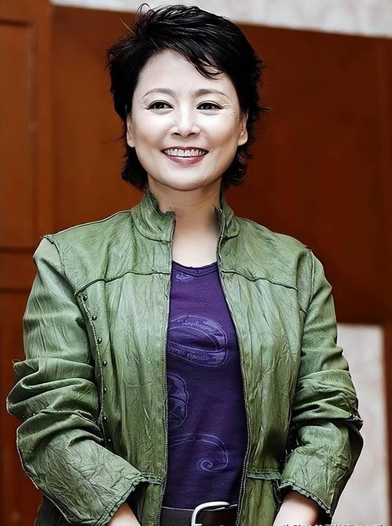 张瑜在采访里突然落泪，说这辈子最后悔的，就是错过了当年那个真心实意对她好的男人。