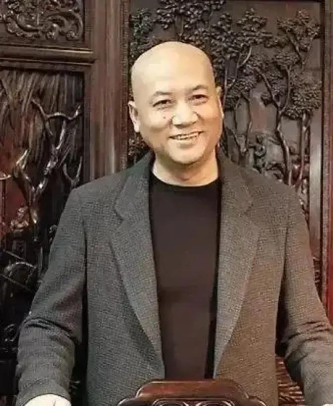 小时候看西游，只觉唐僧都是白白净净。长大重刷，才发现迟重瑞一站那儿就像真方丈