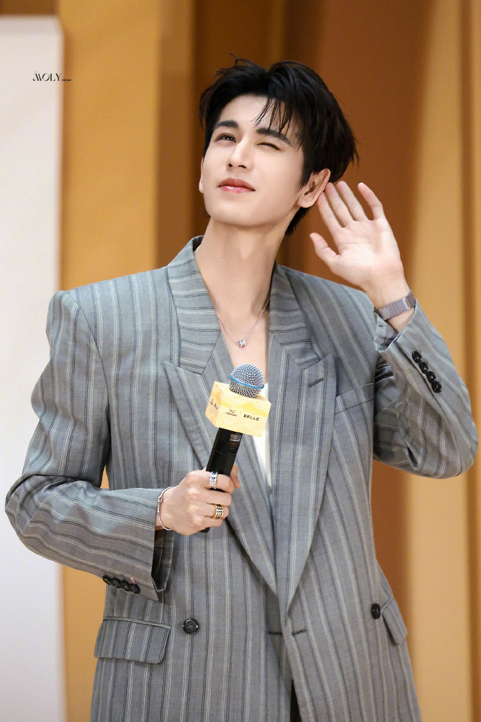 张凌赫深圳线下活动出图张凌赫戗驳领条纹西装张凌赫出席深圳线下活动，身穿戗驳领条纹