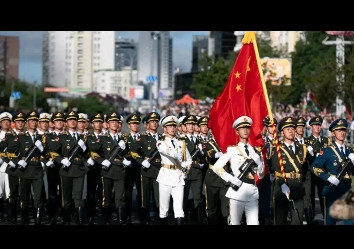 记者向白宫发言人卡罗琳提问，如果中国邀请特朗普总统来华访问，并参加中国抗日战争胜