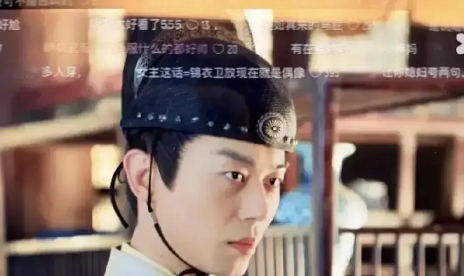 开头那会儿，朱亚文在《大明风华》里被嘲得不轻。造型太跳戏，观众不买账，剧集评分才