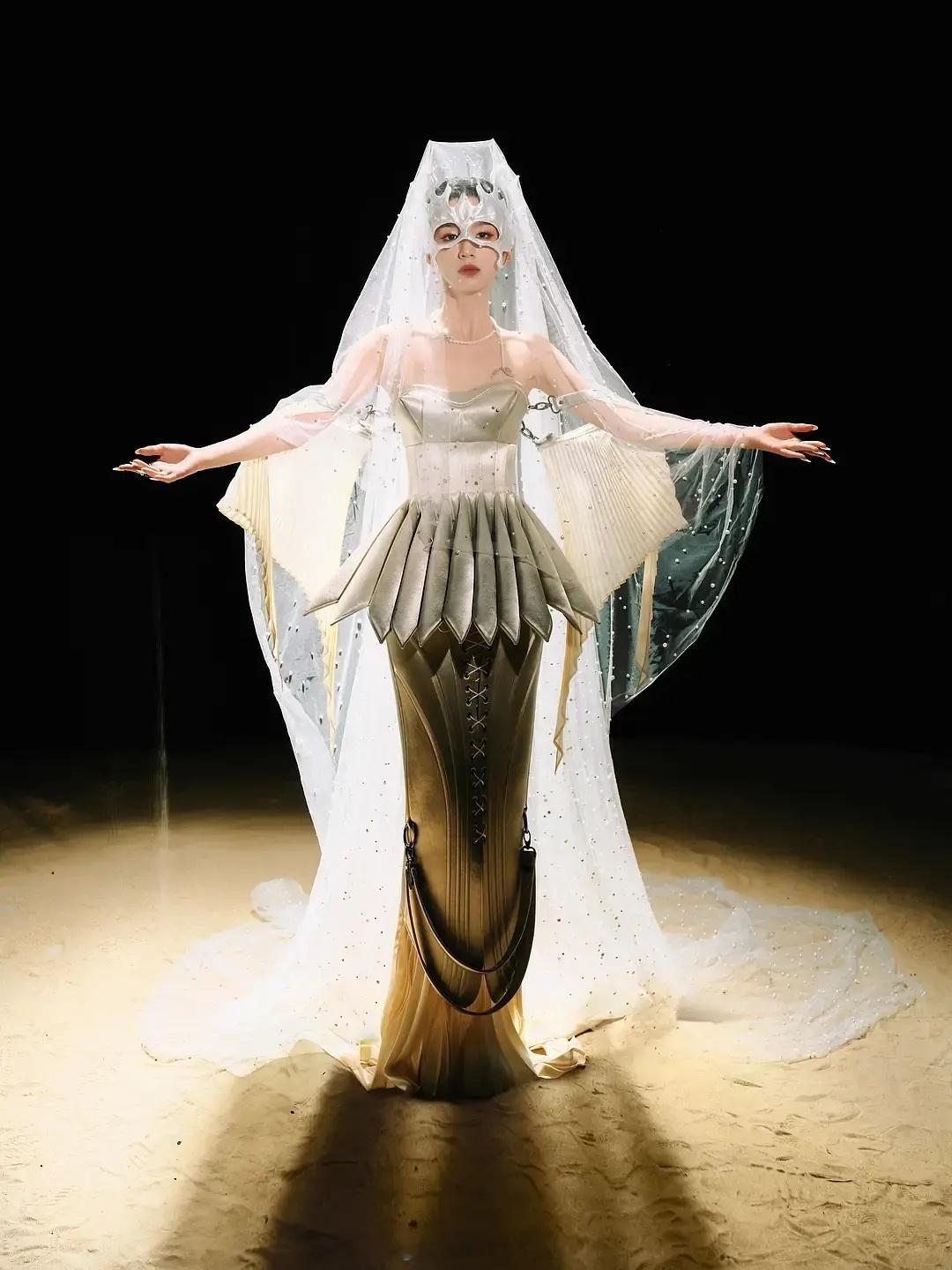 我觉得周也造型肯定是花了心思的，呼应禾晏了应该，但是摄影审美可以更精进一下星光大