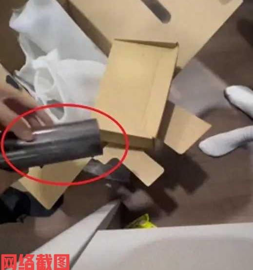 广东有男子网购千元音响。男子还在家里满怀期待自己要享受的时光，不料在收货打开