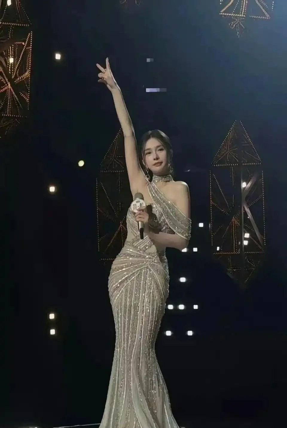 谁能告诉我这个女的是怎么看上杜海涛的，难道因为爱情？客观说一句实话，杜海涛是有钱