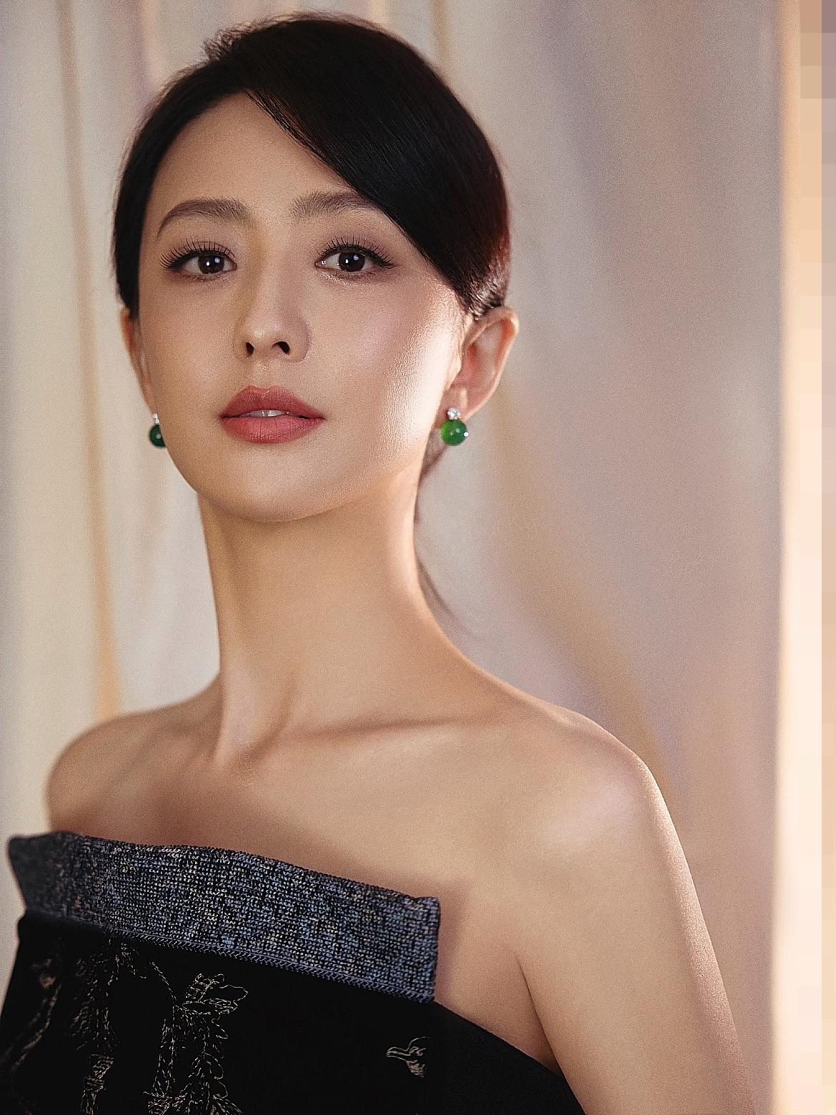 佟丽娅这个女人你真的不能仔细查仔细查完之后，你就会发现，私生活混乱，状态差，