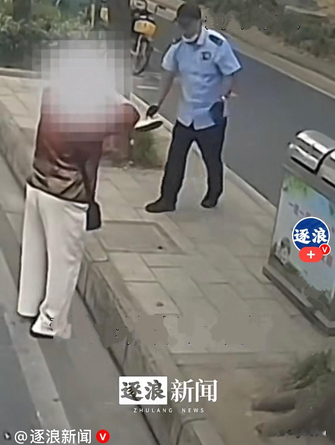 近日，湖北武汉一位老婆婆在公交站台不慎摔倒，重重摔在地上，一时起不来。当时站台没