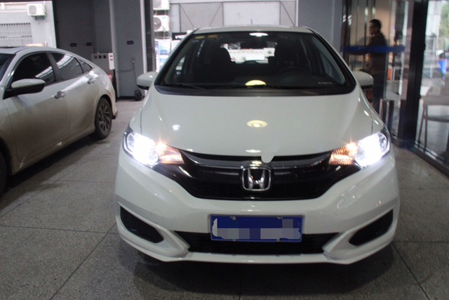 本田飞度led大灯升级攻改装初衷改装初衷:每天晚上下班晚，原车带带卤素灯实在是