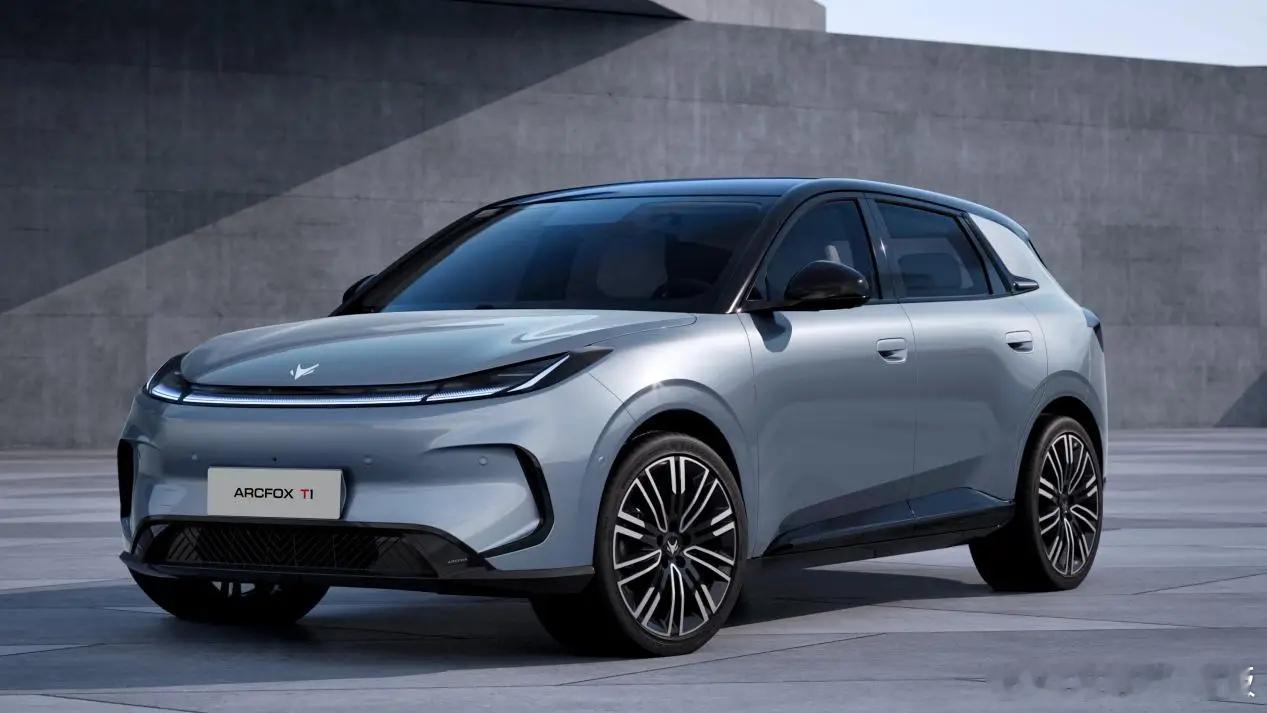 之前很少留意到极狐，极狐T1月销量已经去到1.5万。这台小车卖6万多起步，别小看