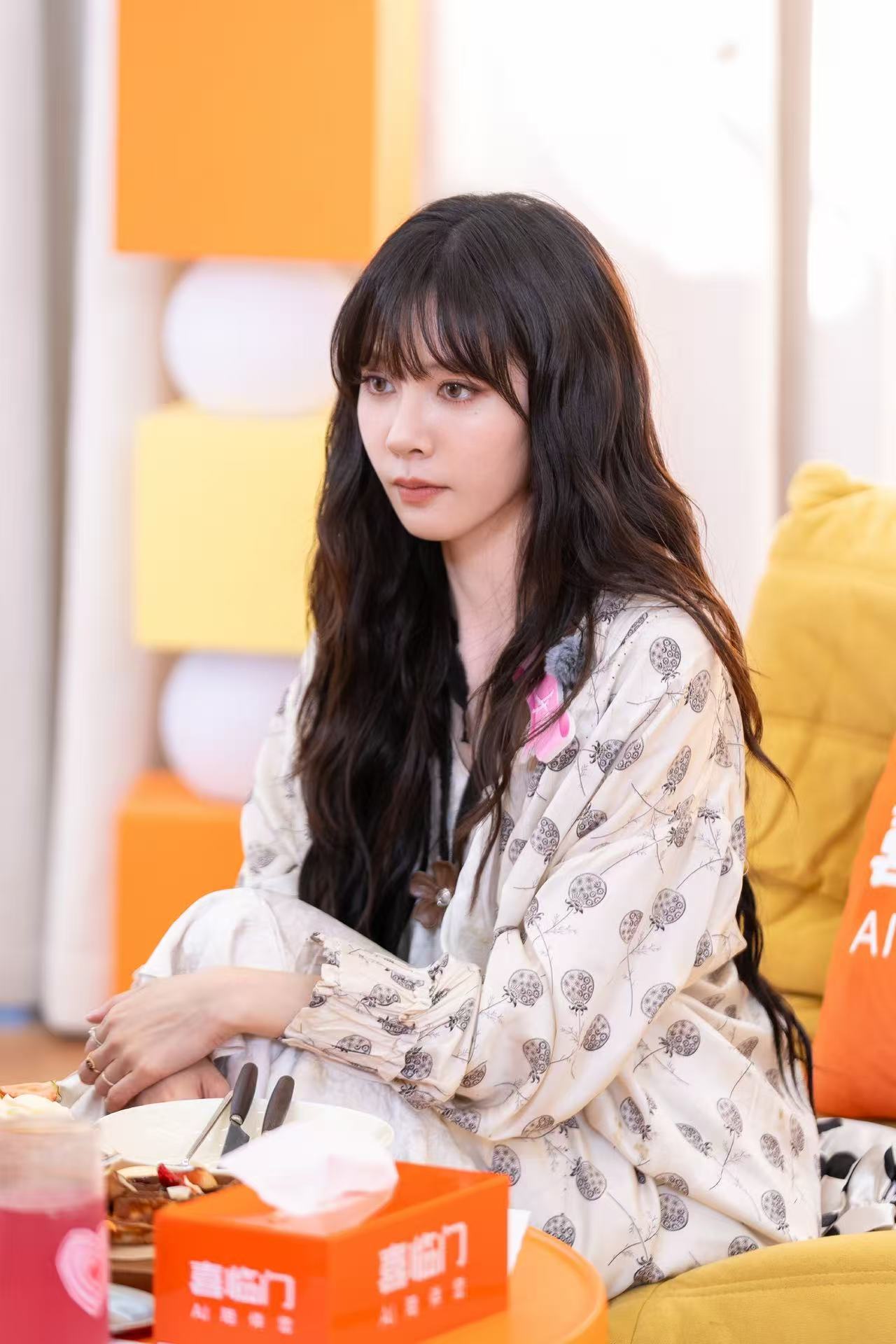 徐志胜贴脸开大宋妍霏臭脸宋妍霏：我想维持一下女神形象徐志胜：贴脸开大！宋妍霏：算