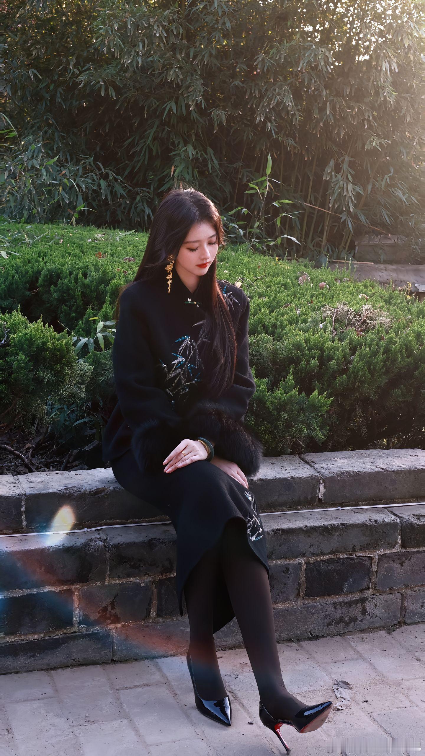 少女写真黑衣配刺绣，凸显冬日魅力美女绘梦长廊