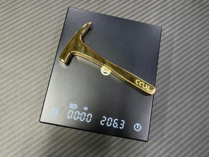 当年酷派送的这把‘金锤子’，现在值多少钱？200g足银镀金，银含量999‰，当年