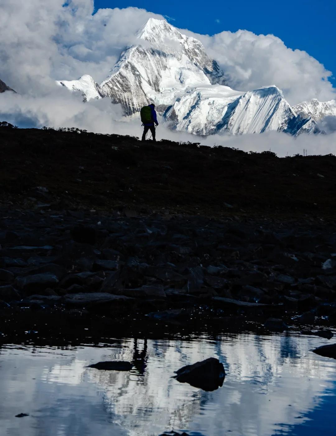 贡嘎山脊线贡嘎山脊线介绍贡嘎山脊线是一条位于四川省甘孜藏族自治州的高海拔徒步路