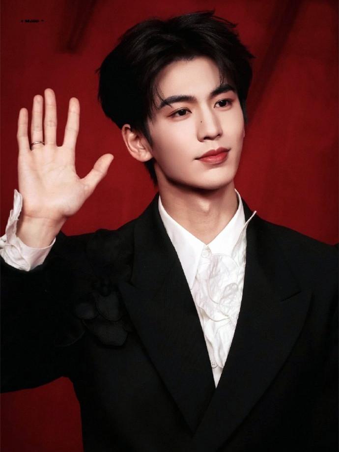 主持人问张凌赫：你现在这么火，有想过转型这件事吗？张凌赫想都没想，非常耿直：我绝