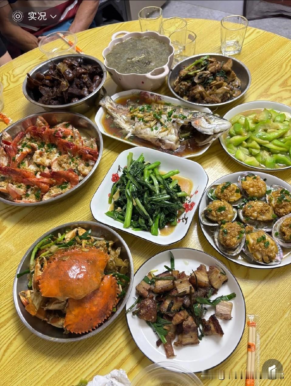 一个人忙碌几个小时，无人说句辛苦了在厨房忙活几小时，端出满桌硬菜、精致包子