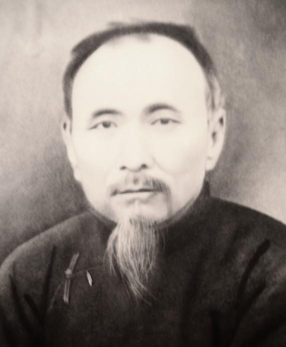 1935年，日军军官土肥原贤二，见大侠杜心五誓死不降，决定公开处决他。行刑的头天