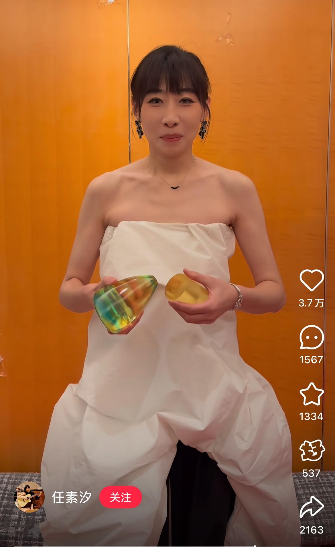 我不行了吧哈哈哈哈哈哈哈才看到任素汐两个小时前发的哈哈哈哈哈哈哈哈哈哈哈奖杯刚领