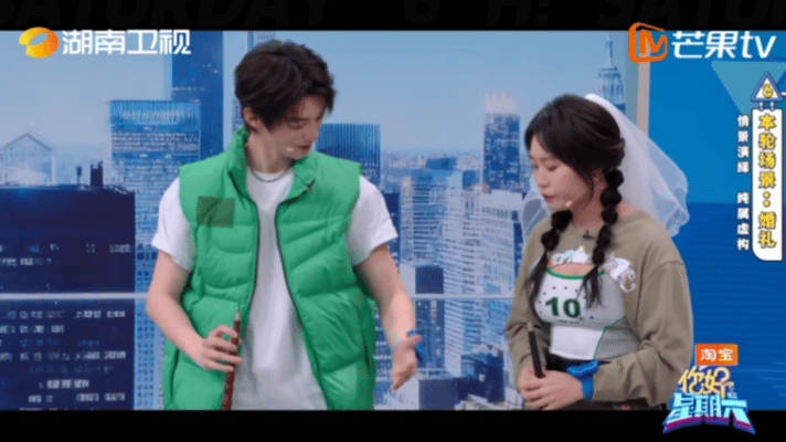 “你就是我的宇宙”配上这牵手，甜度超标了！赖伟明也太会了！李雪琴赖伟明就这么水灵