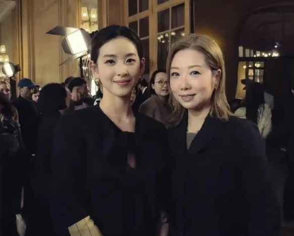 章泽天真的是最大的赢家啊巴黎时装周生图曝光，她坐在众大人物中间，一袭简约着装，