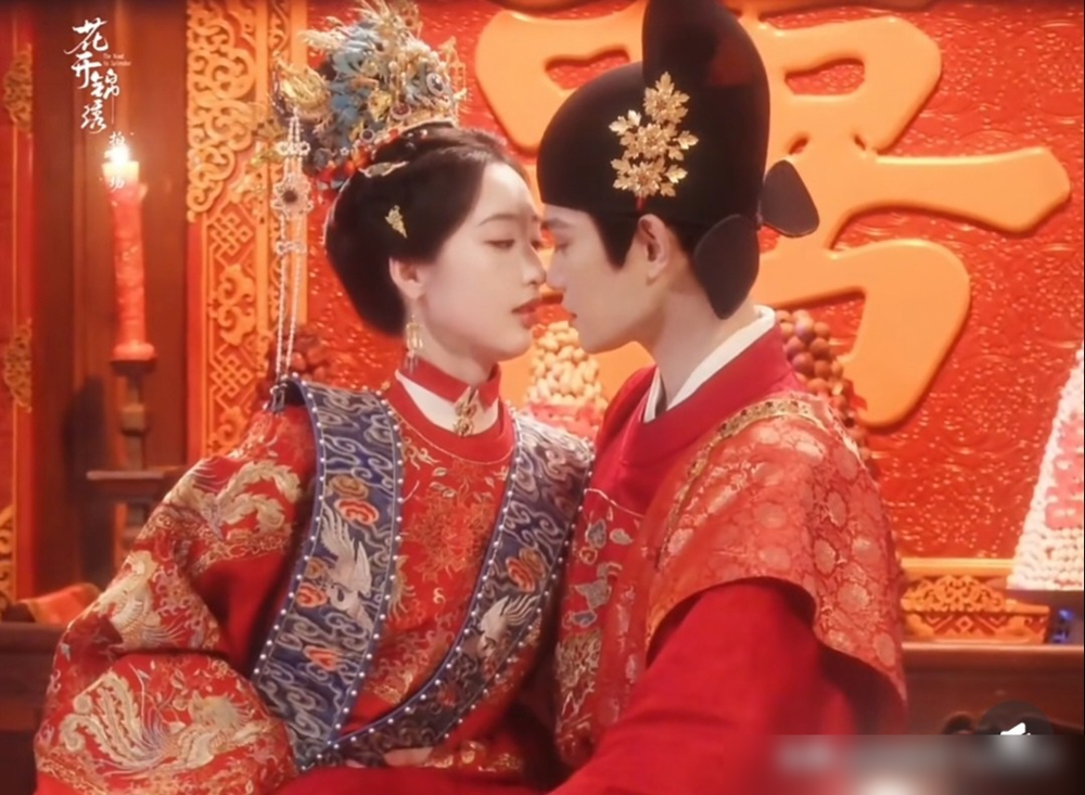 一场吻戏，导演塞过来14步的A4纸，丁禹兮当场笑场。《花开锦绣》大婚那场戏，邓科没让演员即兴。捋头发