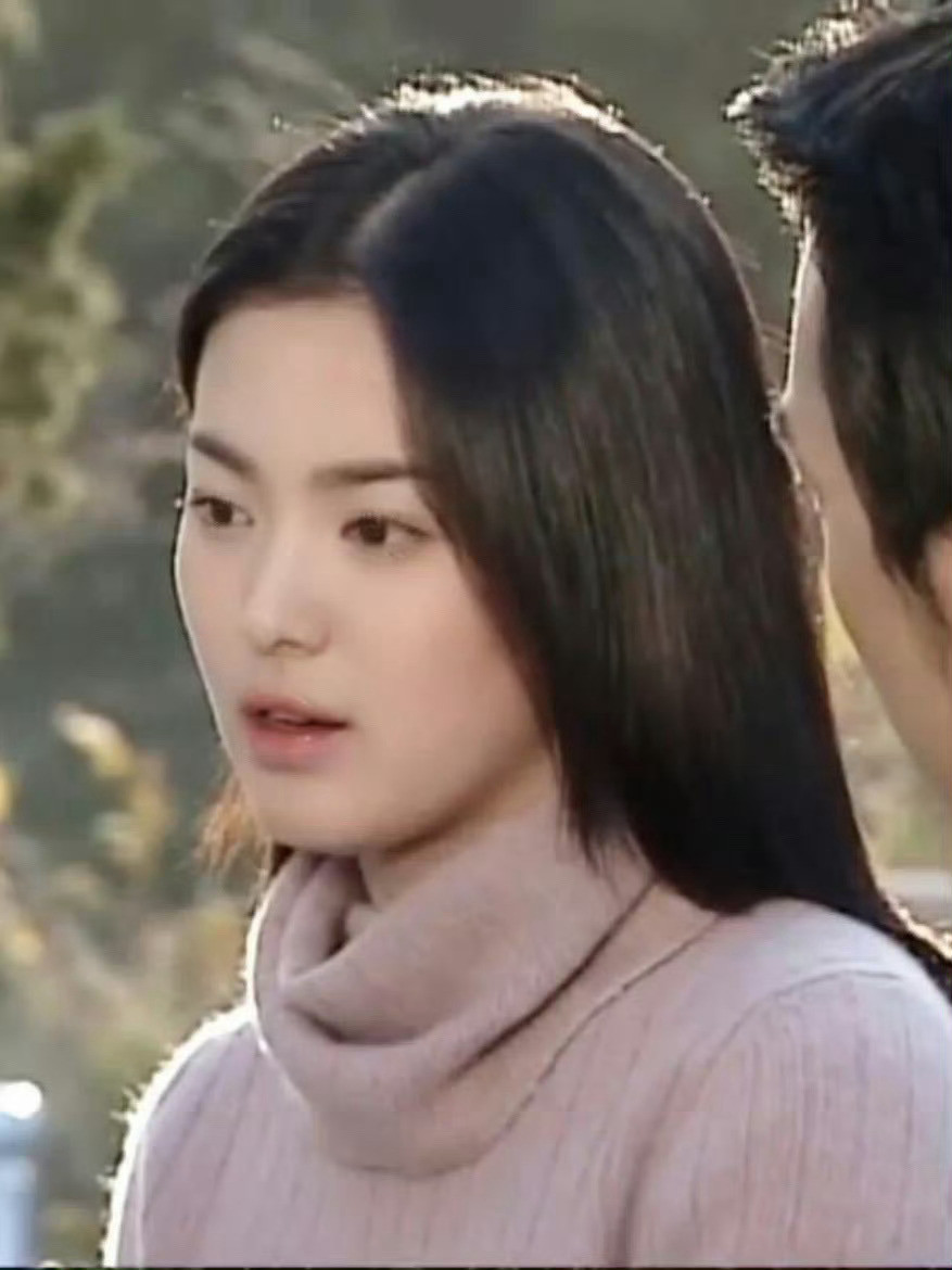 耳朵不愧也是五官之一我一直盯着宋慧乔的耳朵看耳相刚好综合了长相的轻薄….