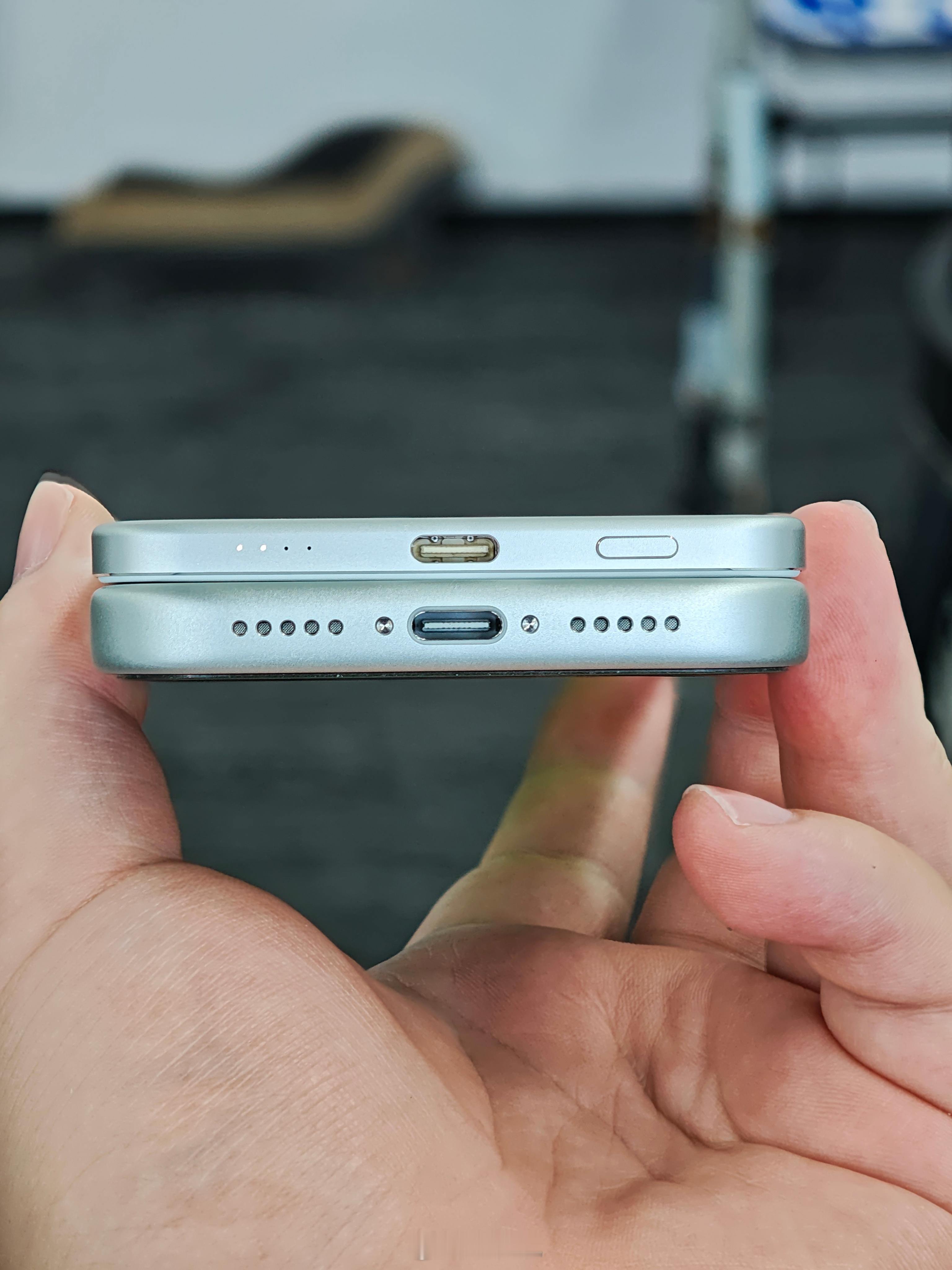 小米这个新出的磁吸充电宝搭银色的iPhone17Pro也太合适了吧，配一脸[