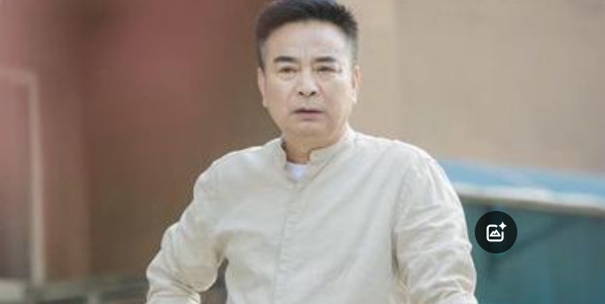 1995年，岳跃利离婚时女儿才5岁，他想再找个女朋友，但看到女儿默默流泪，他便承
