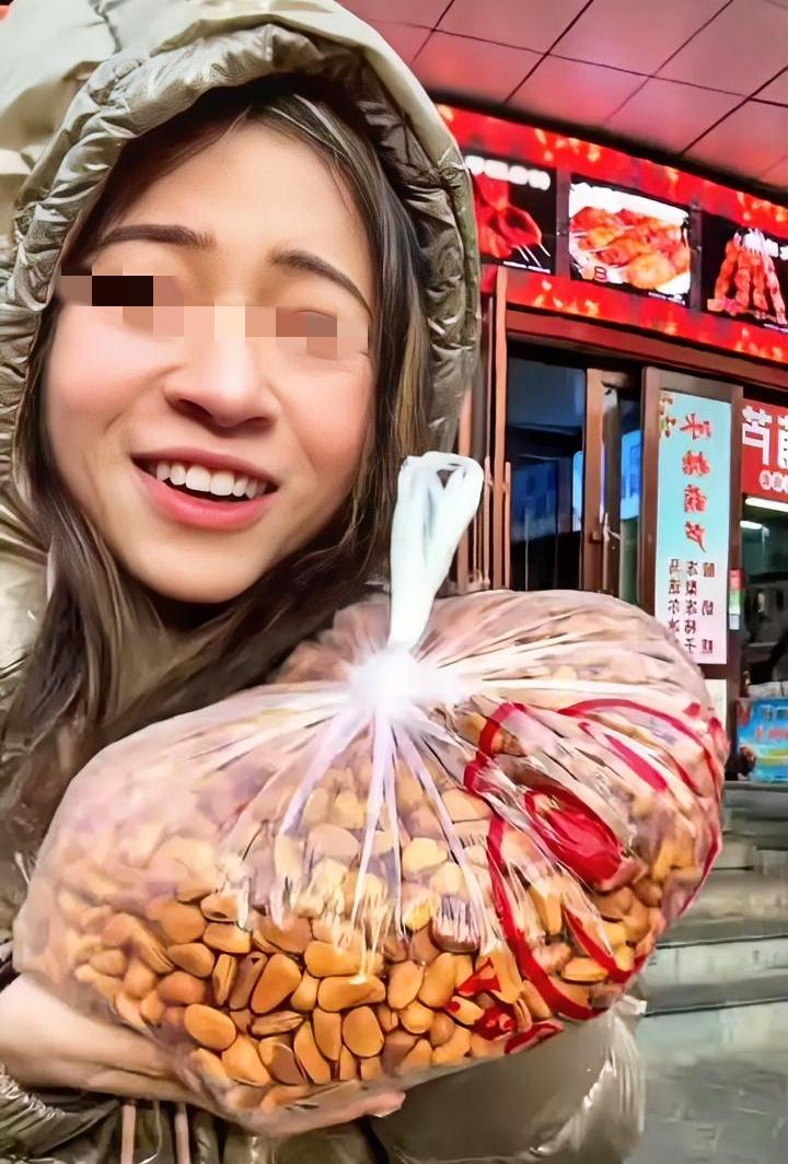 别傻了姑娘，被骗了还那么开心，哈尔滨文旅天塌了。一名南方女生去哈尔滨旅游，在