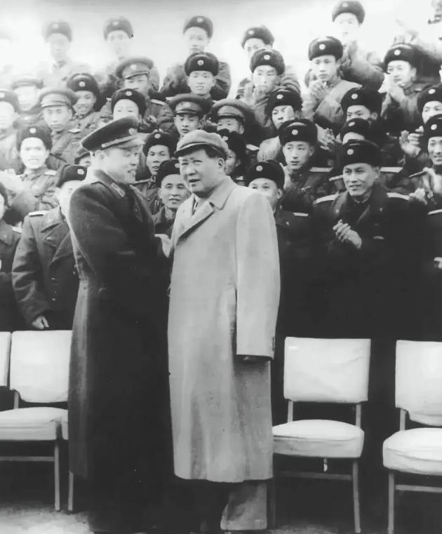 50年代，毛主席和某上将的合影，此将比主席还高，他是谁？照片里，毛主席身边站